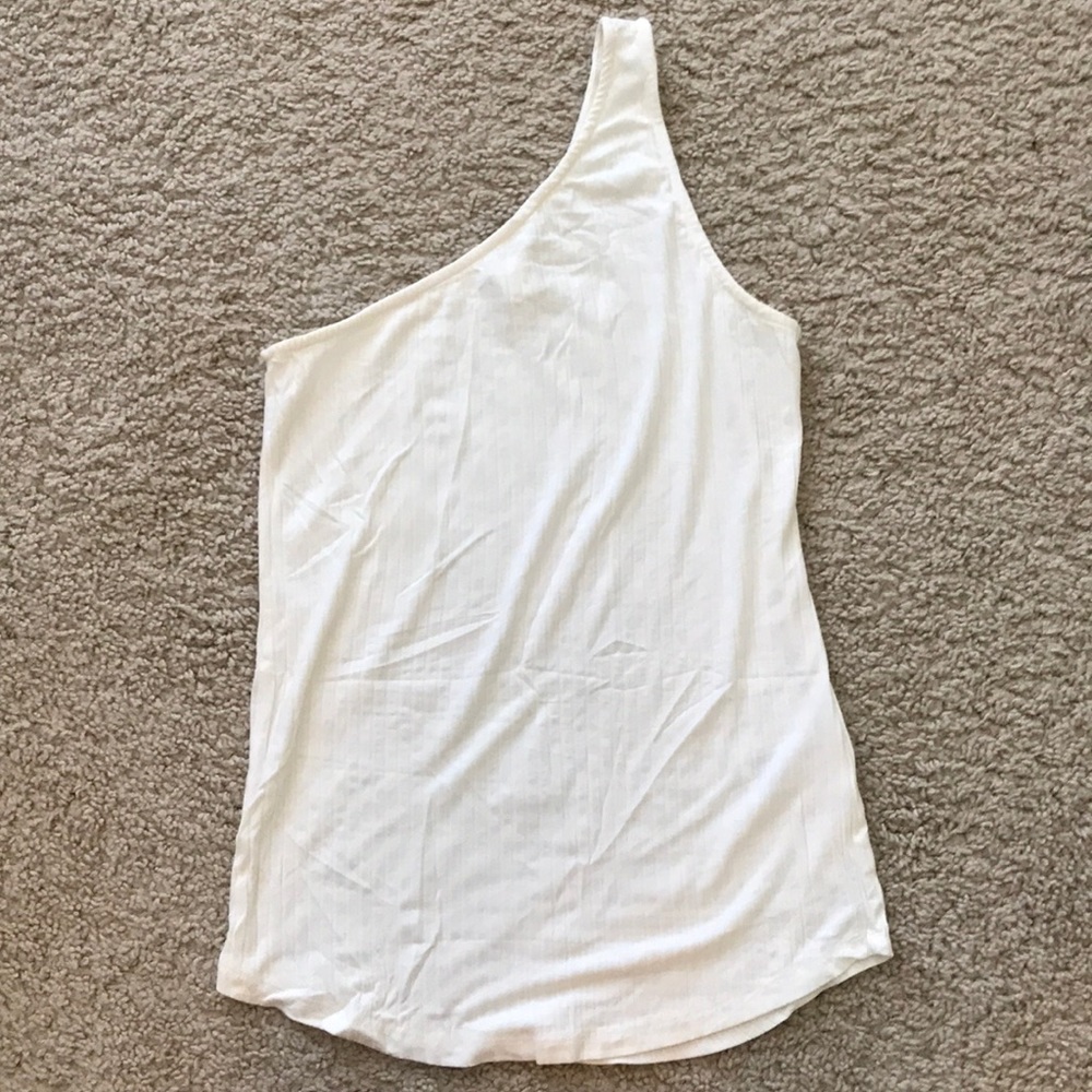 Asymmetric ribbed top